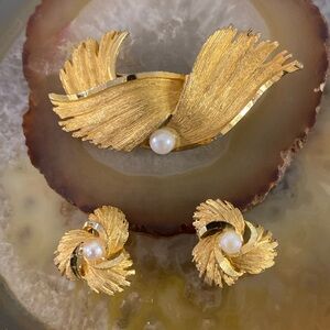 Vintage BSK gold w pearl brooch with matching clip earrings Guc
